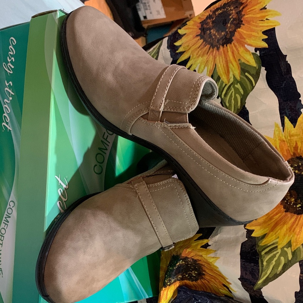 Easy Street Comfort Wave Tawny Heeled Loafers in rare size 11W. NWT